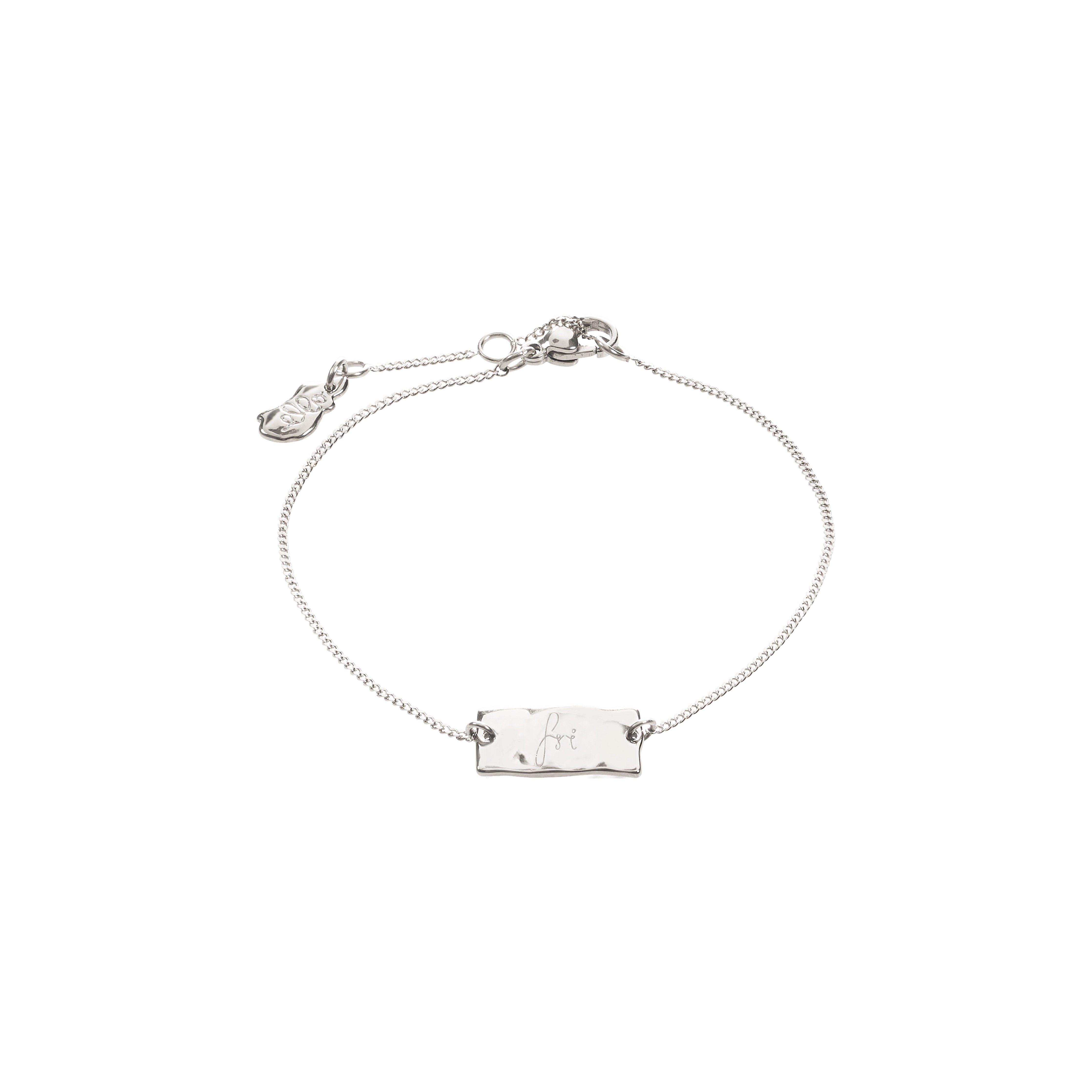 Silver-plated bracelet with a rectangular pendant engraved FRI, supporting FRI AF MISBRUG, highlighting care and support. Reflects Pilgrim's commitment to sustainability and inclusivity.