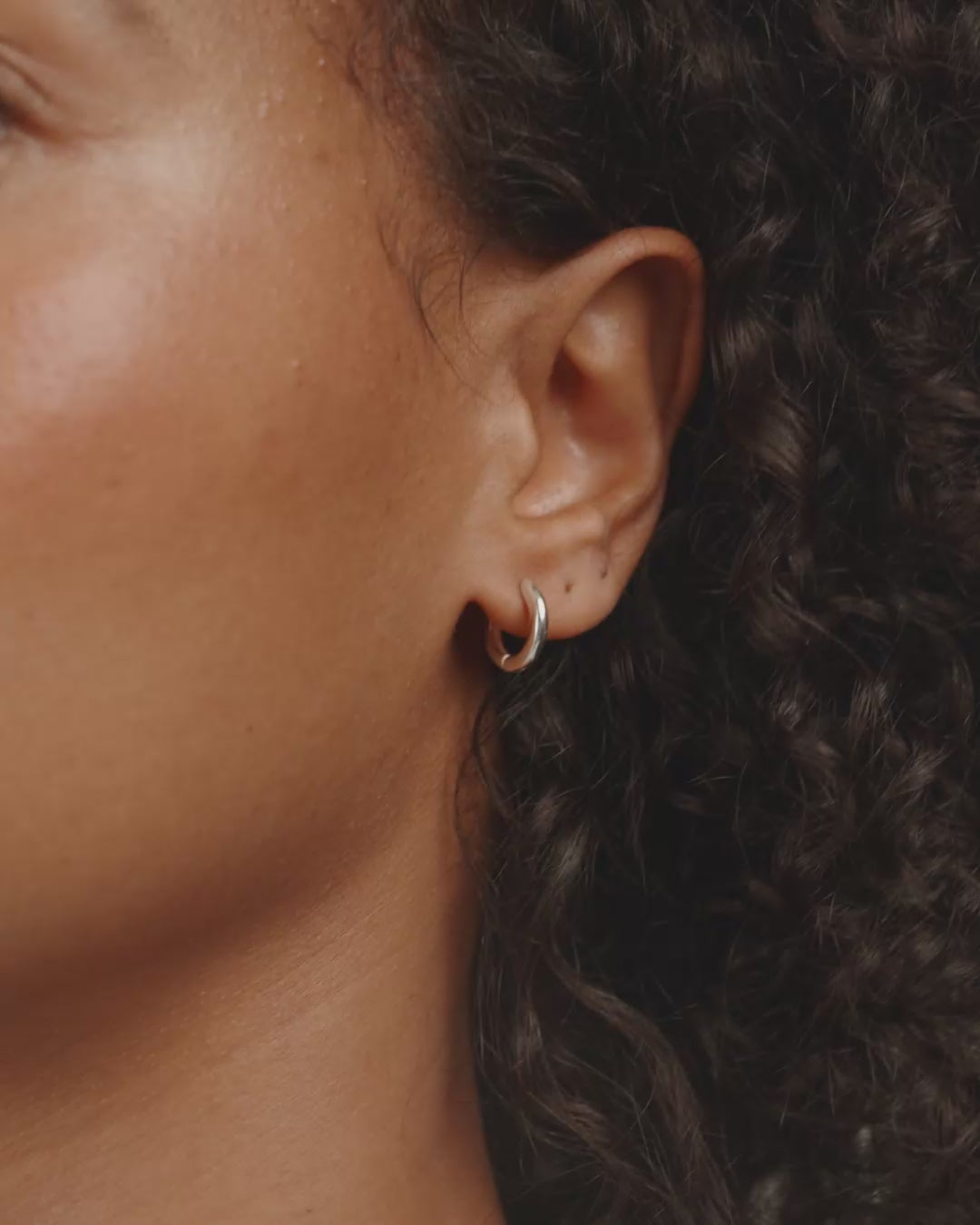 TYRA chunky mini huggie hoop øreringe guldbelagt
