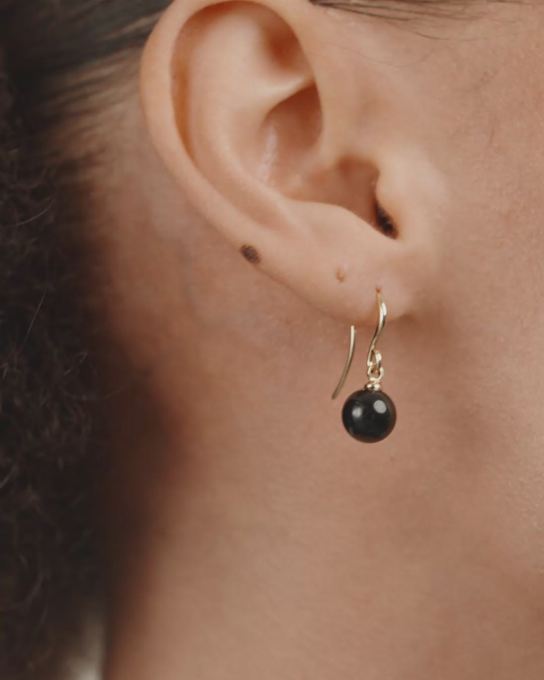 GOLDIE black earrings gold-plated