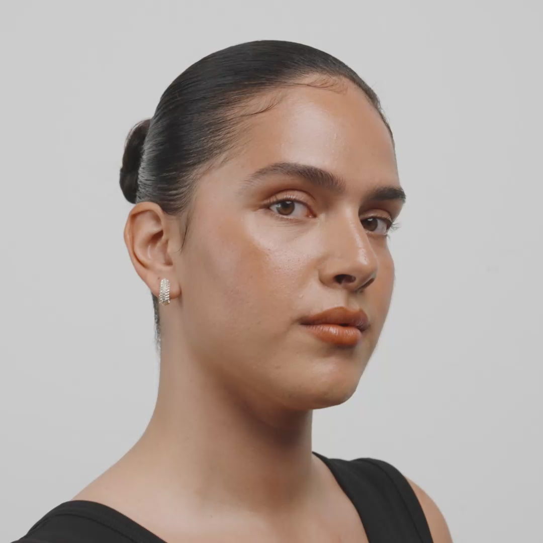 LONA chunky krystal huggie hoops guldbelagt