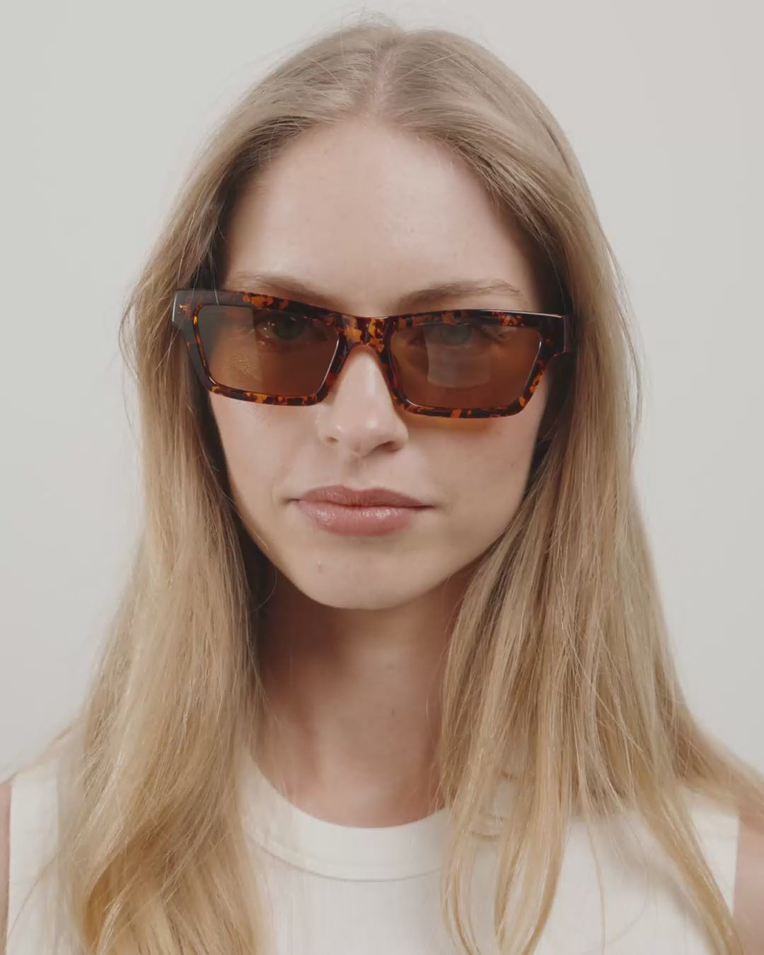 ASHLYN Sonnenbrille in braunem Schildpatt